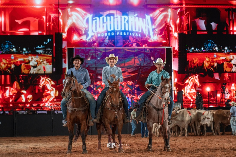 2==gMjpTNiVjN2ImOyJmLt92YuM3dl5WZ0FGZlhGdA9GdhRnbvNmO5UTNwcTO3gDO6cWZwpmL39GbzM2NlNDMmNmY5Q2YlFzMjNjMwIGNyEmMhN2MhZWMxIjRyUSMxIjRyUCMGJTJwUTO3kjN3QzNy8VL1ETLf9VLwITLfpDN Chitãozinho & Xororó, Murillo Huff, Lauana Prado e Felipe & Rodrigo agitam a primeira noite do Jaguariúna Rodeo Festival 2025